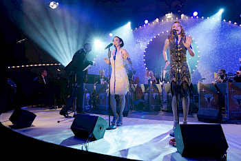 Zwei Frauen singen auf einer Bühne
