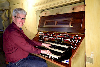 Organist spielt auf einer Orgel