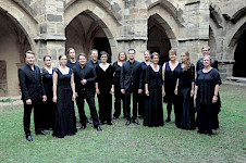 Eine Gruppe schwarzgekleideter Menschen steht in einem Klosterhof