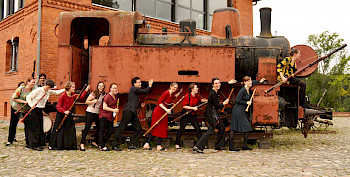 Gruppenphoto Berliner Oboenbande vor einer alten Lomomotive
