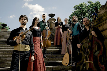 Ensemble Musica Colorata, Musiker auf einer Treppe draußen stehend