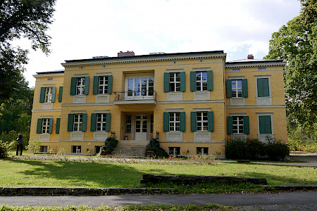 Bild zeigt den Blick auf die gelbe, grüne Villa Quandt in Potsdam