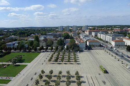 Bild zeigt einen Garten von oben in der mitte innerhalb einer Stadt. Der Lustgarten in Potsdam.