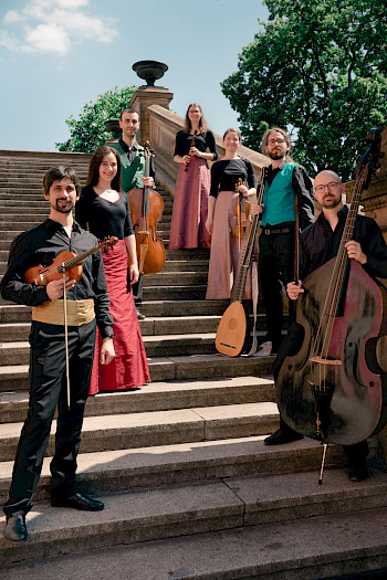 7 MusikerInnen, 4 Männer und 3 Frauen, mit verschiedenen Musikinstrumenten (1 Kontrabass, 3 Geige, 1 Cello, 1 Laute, 1 Flüte)