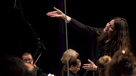 Eine Frau steuert ein Orchester
