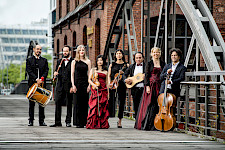 8 Musiker , 4 Frauen und 4 Männer, mit verschiedenen Musikinstrumente