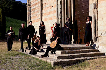 9 MusikerInnen, 4 Frauen und 5 Männer, in den schwarzen Anzügen und Kleidern mit verschiedenen Musikinstrumenten