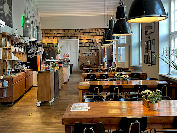 Caféladen zum Genießen mit Banken und Stühlen