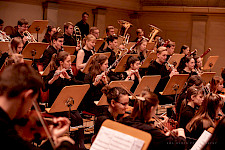 Ein großes Orchester: die MusikerInnen spielen Musik.