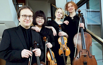 Ein Mann und drei Frauen mit Streichinstrumenten