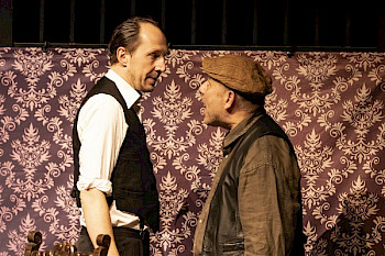 Zwei Männer auf einer Bühne