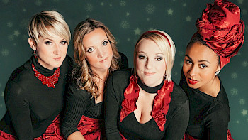 4 Mädchen mit den Weihnachtsklamotten