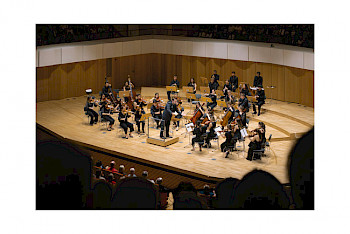 Ein Orchester spielt Musik