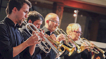 4 MusikerInnen spielen Trompete