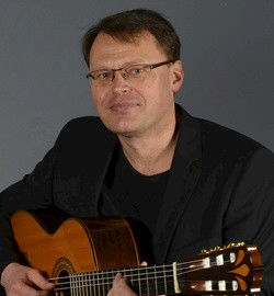 Karsten Intrau mit seiner Guitarre