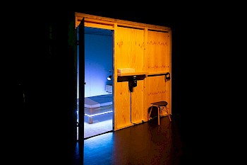 Eine Tür: die öffnet zu einem blauen Zimmer