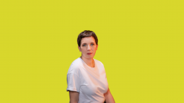 Eine Frau vor dem gelben Hintergrund