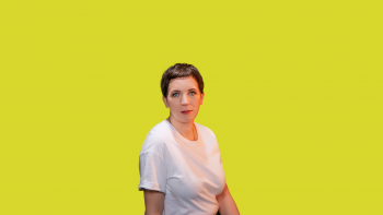 Eine Frau vor dem gelben Hintergrund