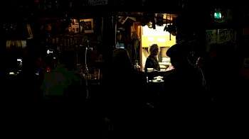 Eine Frau in einem dunklen Pub