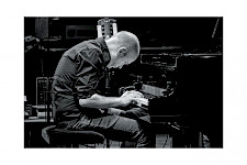 schwarz-weiße Bild: Ein Mann spielt Klavier