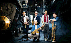 5 Männer aus verschiedenen Ländern mit Saxophon