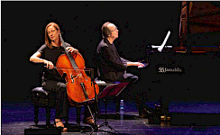 Eine Frau spielt Cello und ein Mann spielt Klavier
