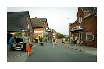 Eine Straße von einem Dorf