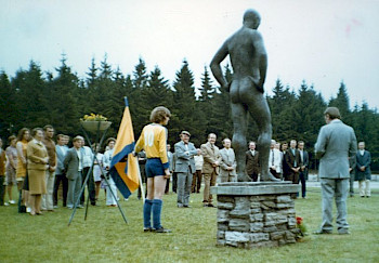 Menschen stehen um eine Statue herum