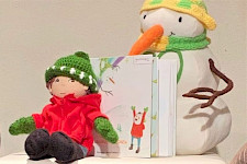 Puppenfigure von einem Jung und einem Schneemann
