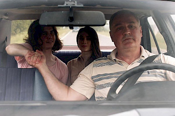 3 Personen in einem Auto