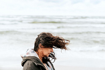 Eine Frau vor dem Meer