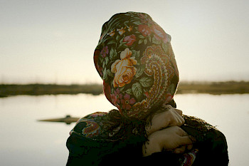 Eine Frau mit Kopftuch
