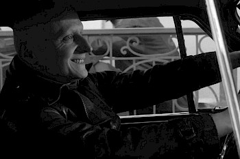 schwarz-weißes Bild: Ein Mann fährt Auto