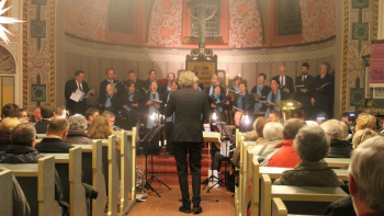 In einer Kirche singt ein Chor