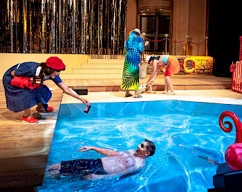 Eine Szene mit Swimming-Pool: Die Leute spielen miteinander
