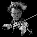 Ein junger Mann mit wild zerzaustem Haar spielt Geige