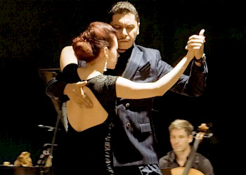 Ein Tanzpaar tanzt
