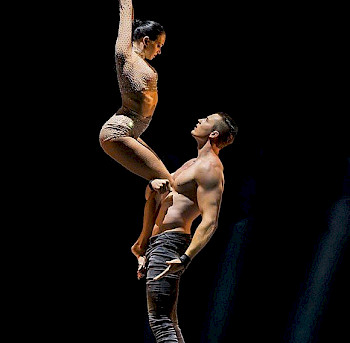 2 Akrobatik-Künstler machen ihr Show auf der Bühne