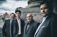Ein schönes Bild mit 4 Männern in den Anzügen