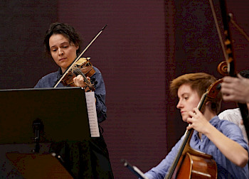 eine Frau spielt Geigher, ein Jung spielt Cello