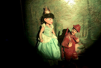 2 Puppen im Wald