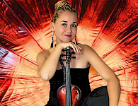 Eine junge Frau sitzt mit ihrem Violin