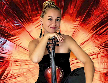 Eine junge Frau sitzt mit ihrem Violin