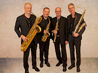 4 Männer mit verschiedenen Saxophonen