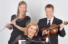 2 Musikerinnen mit Akkordeon und Querflöte und ein Musiker mit einer Viola posieren für das Foto.