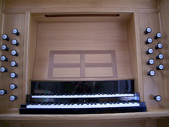 Der Spieltisch der Caputher Orgel