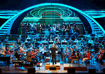 Orchester auf einer illuminierten Bühne