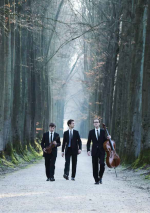 3 Männer mit Viola und Kontrabass in der Natur
