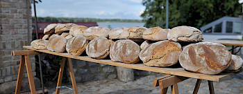 Frischgebackene Brote kühlen auf einem Tisch