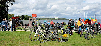 Die Fahrräder an einem See